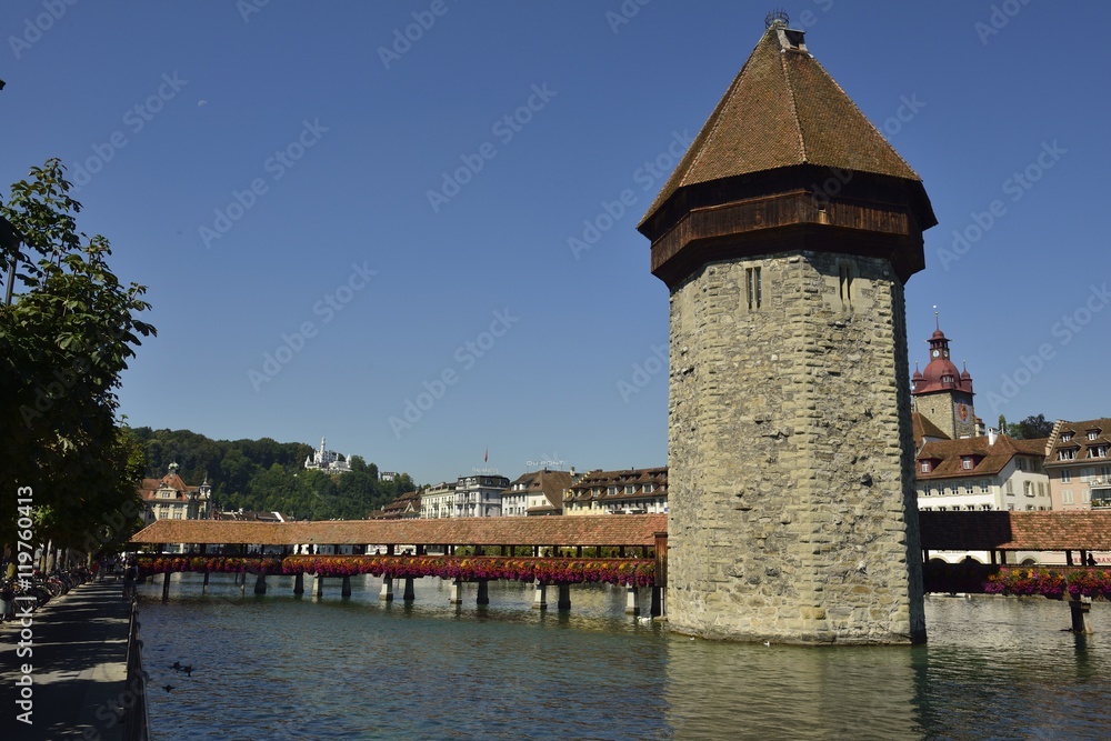 Kapellbrücke und Wasserturm in Luzern, Schweiz