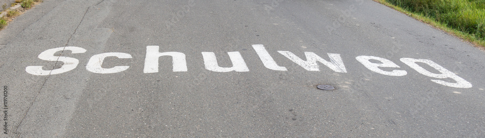 Fototapeta premium Achtung Schulweg Schild auf Straße
