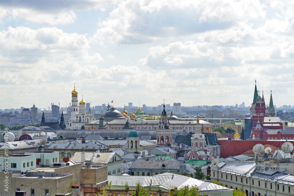 Вид на московский кремль со смотровой площадки Центрального детского магазина на Лубянке