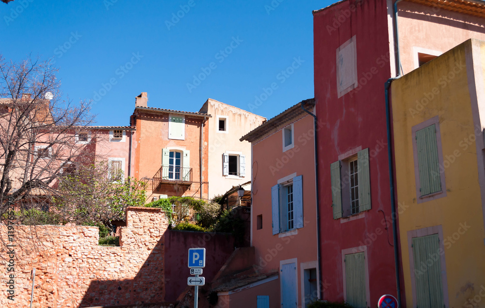 Roussillon et le sentier des ocres, Lubéron, Vaucluse, France.