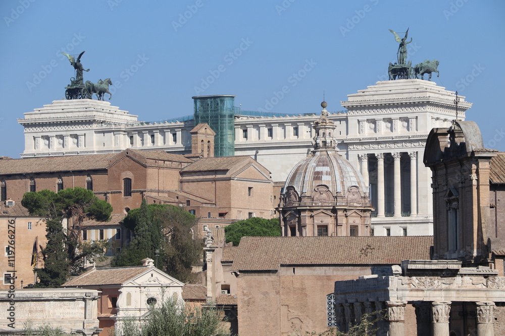 Vue du forum romain et du monument à Victor-Emmanuel II à Rome
