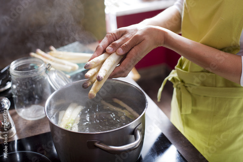 cuisson des asperges dans une casserole photo