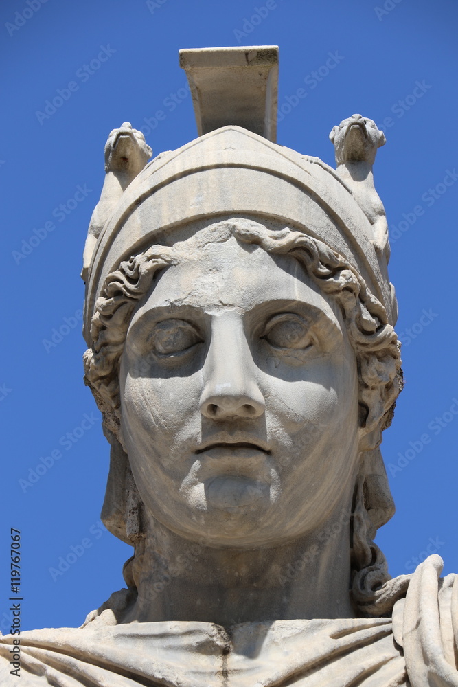 Obraz premium Statue de la déesse Rome à la villa Médicis