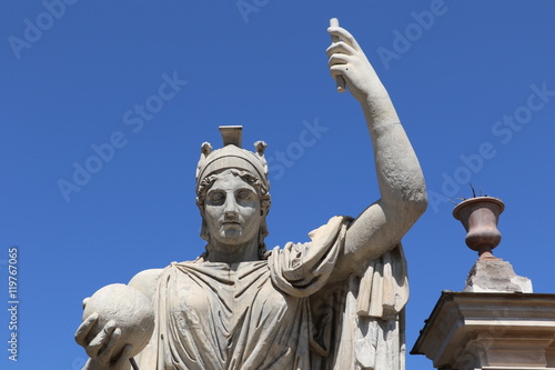 Obraz na plátně Statue de la déesse Rome à la villa Médicis