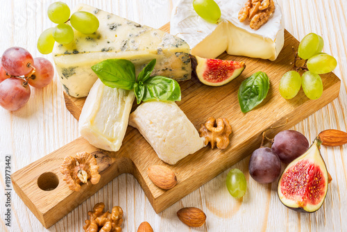 Cheese platter with figs, grapes and nuts