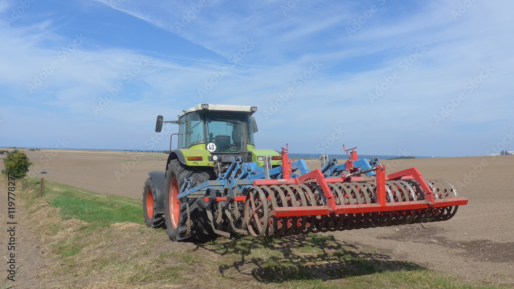 Fototapeta premium Traktor auf dem Feld