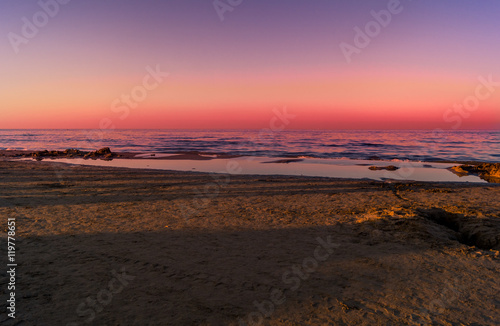 Mare e spieggia al tramonto con cielo rosso. Sea, beach at sunset with red sky, Golden hour