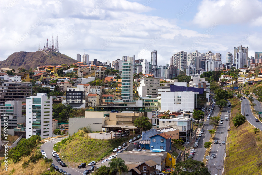 Naklejka premium Vista da avenida Raja Gabaglia no Buritis, em Belo Horizonte, Minas Gerais, Brasil