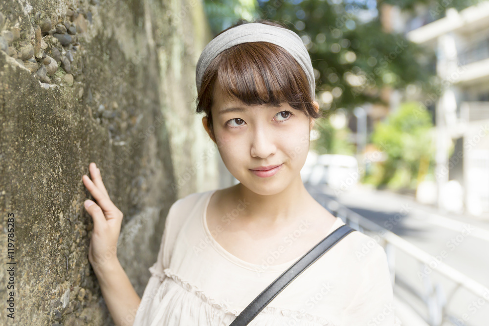 女性 ポートレート 緑背景 通り 代官山 路地裏 Stock Photo Adobe Stock