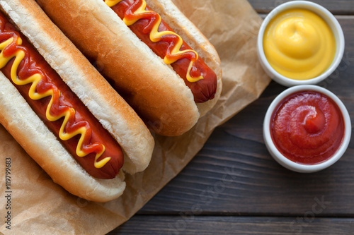Photographie Barbecue Hot-Dog grillé avec moutarde jaune et ketchup sur table en bois