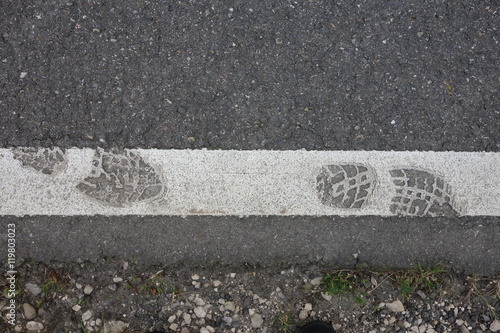 Abdruck in Strassenrand Markierungsfarbe