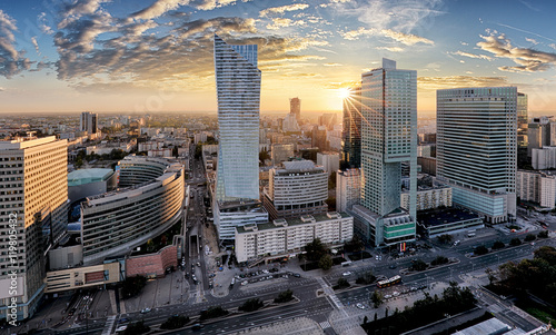 Fototapeta Warszawski miasto z nowożytnym drapaczem chmur przy zmierzchem, Polska