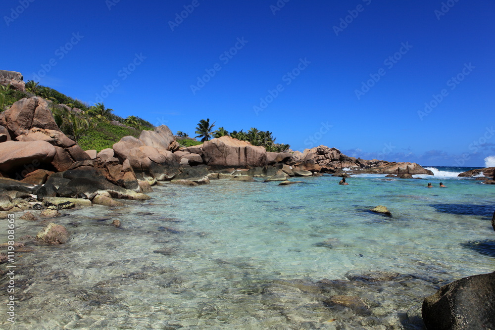 Piscine naturelle dans lagon des Seychelles