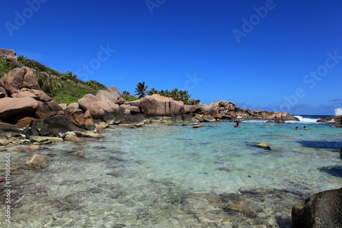 Piscine naturelle dans lagon des Seychelles