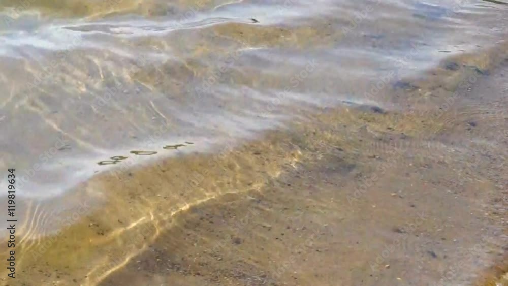 ruhige wellen im flachwasser