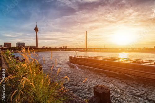 Düsseldorf Uferpromenade im Sonnenuntergang