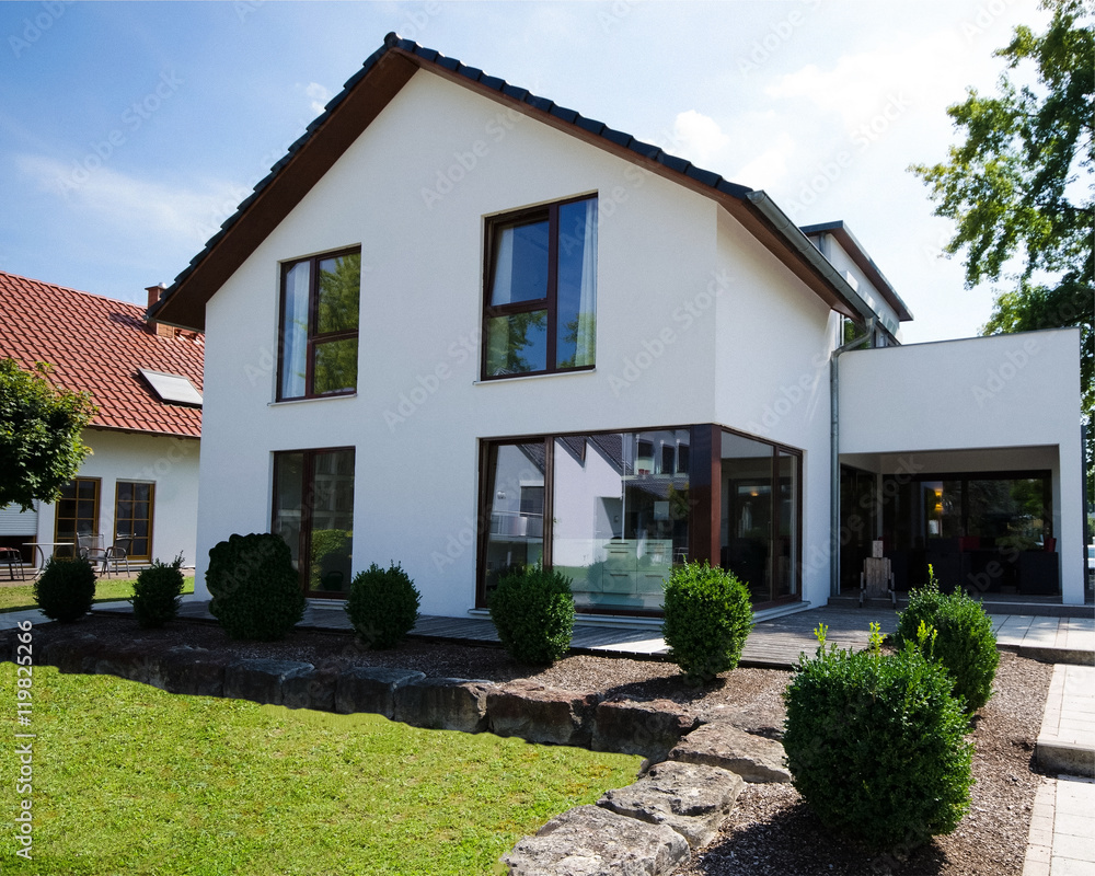 weisses Einfamilienhaus mit Terrasse und Garten weisses Einfamilienhaus mit Terrasse und Garten