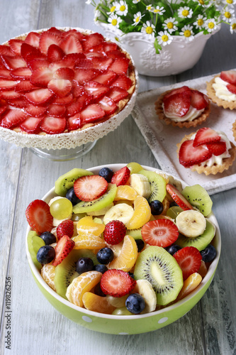 Canvastavla Big bowl with fruit salad