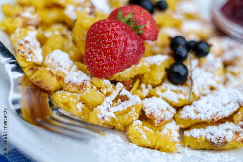 Kaiserschmarrn mit Puderzucker und zwei Erdbeeren