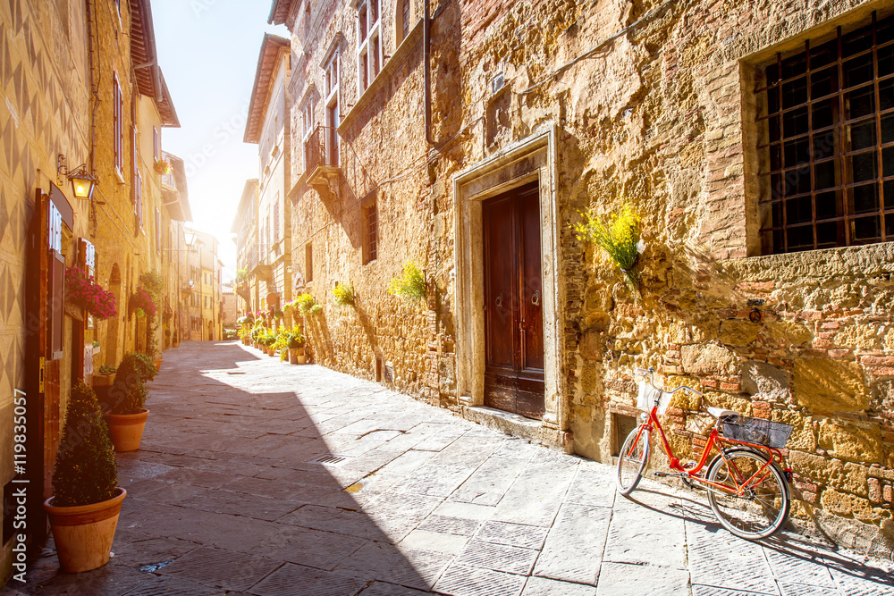 Fototapeta Uliczny widok w Pienza miasteczku w Tuscany regionie w Włochy