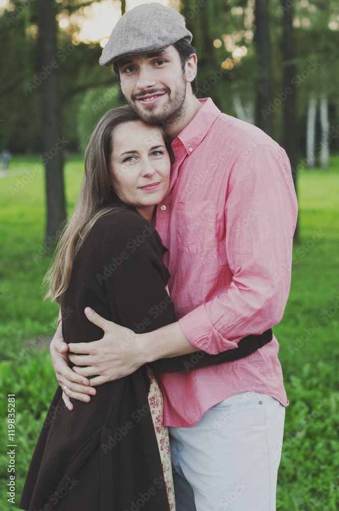 Obraz premium Happy young couple walking in the park