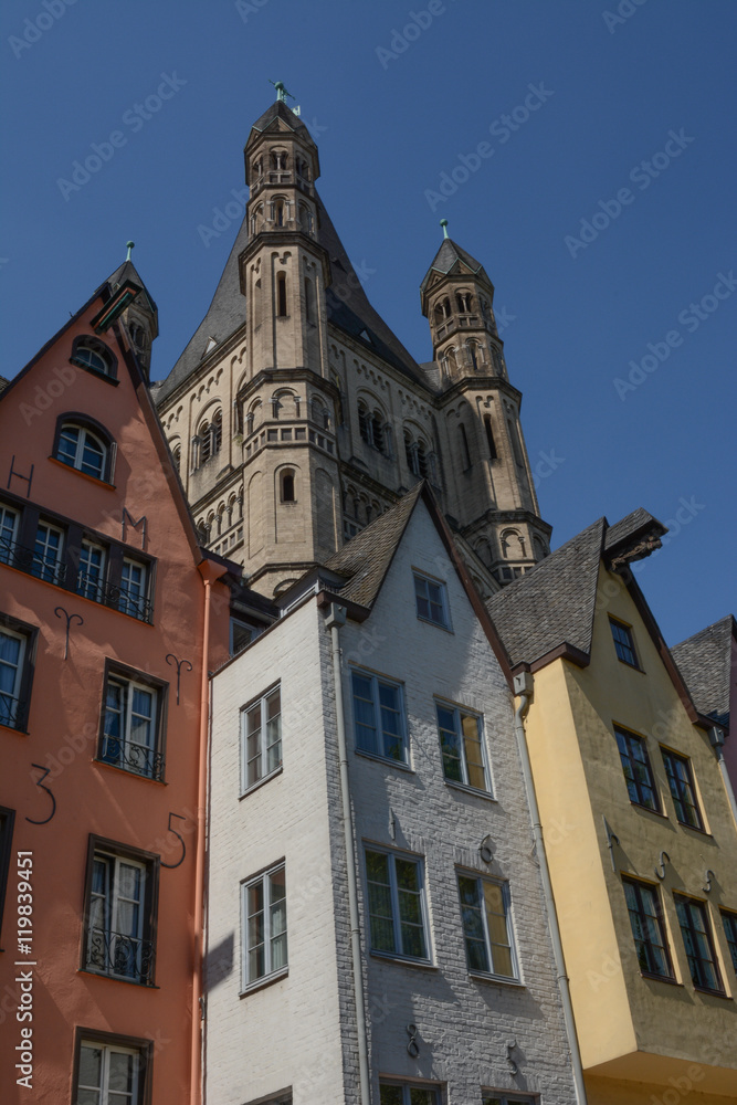 Groß St. Martin mit Altstadthäusern in Köln am Rhein