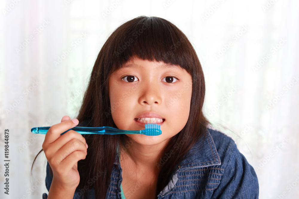 歯磨きをする女の子 歯磨きをする女の子