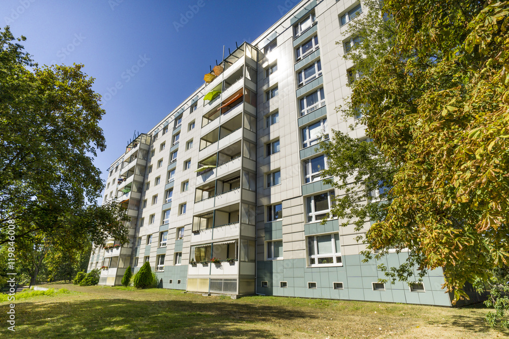 Fototapeta premium Sanierter Plattenbau
