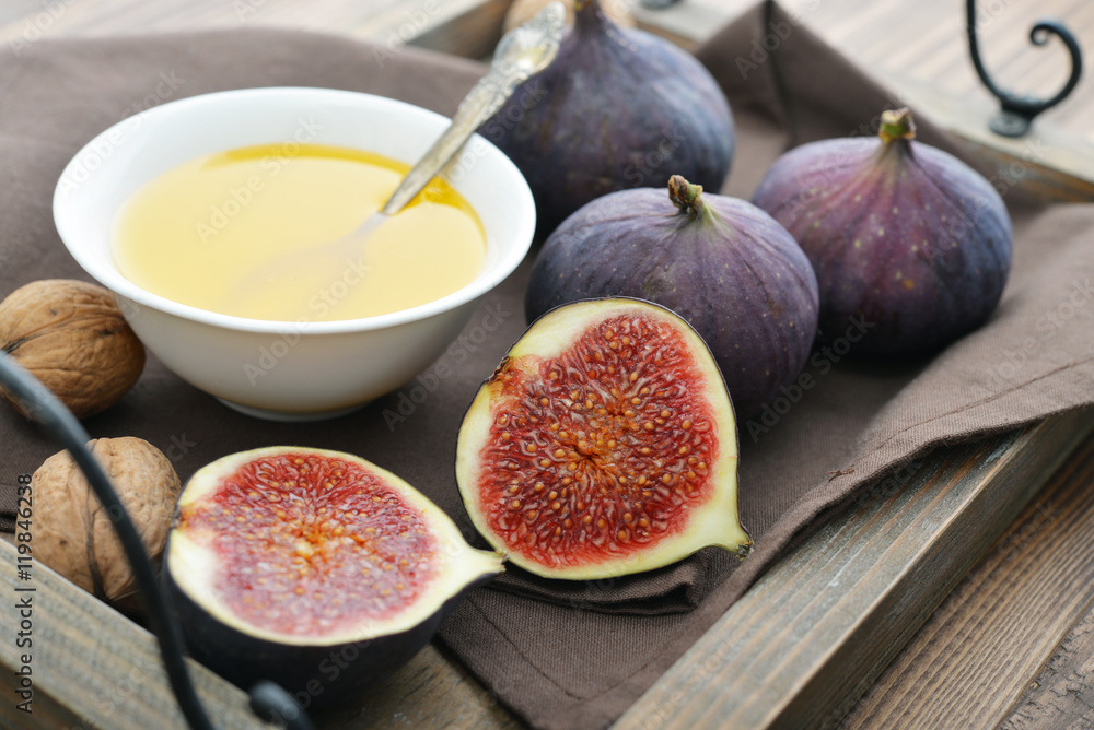 Fresh figs with honey and nuts Fresh figs with honey and nuts