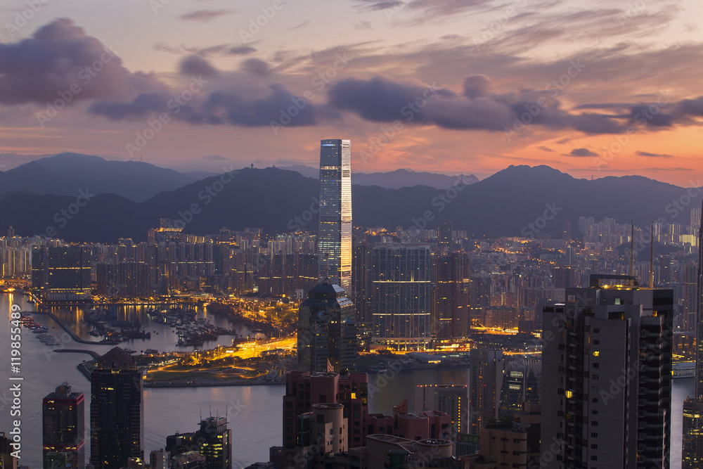 Obraz premium Hong Kong city with morning sunrise view from victoria peak