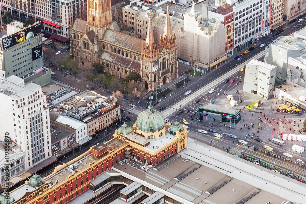 Fototapeta premium Melbourne, Australia - 27 sierpnia 2016: Widok z lotu ptaka na stację Flinders Street i katedrę św. Pawła