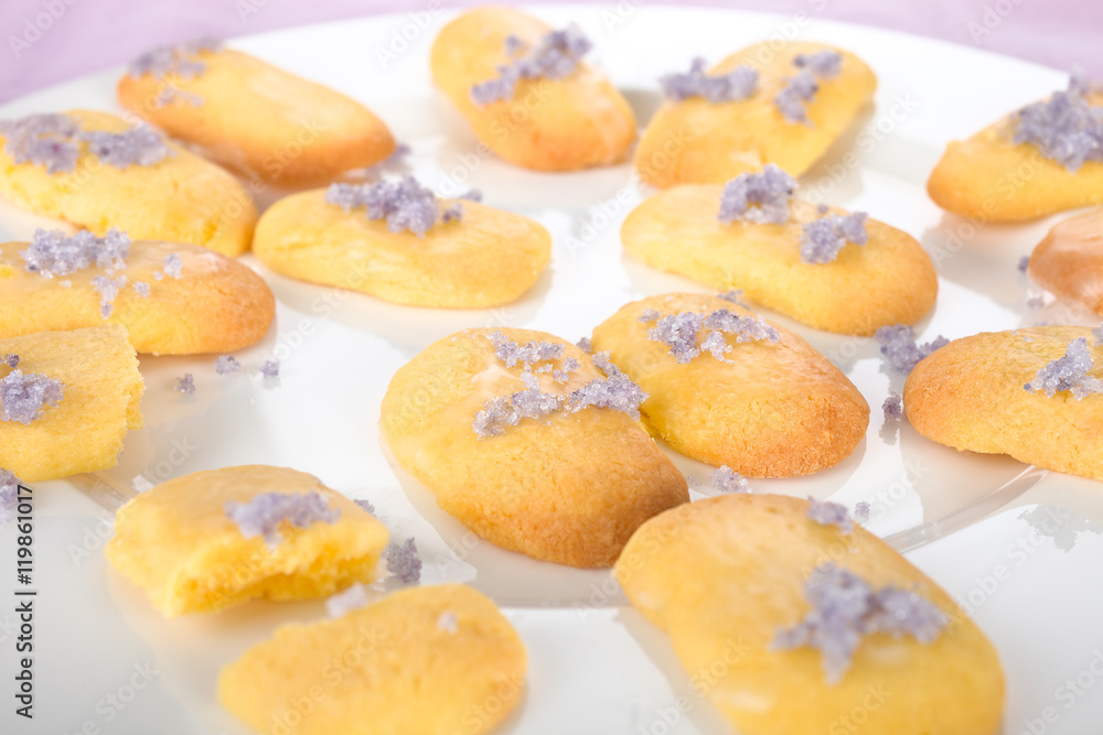 Kekse mit lilafarbenen Zucker