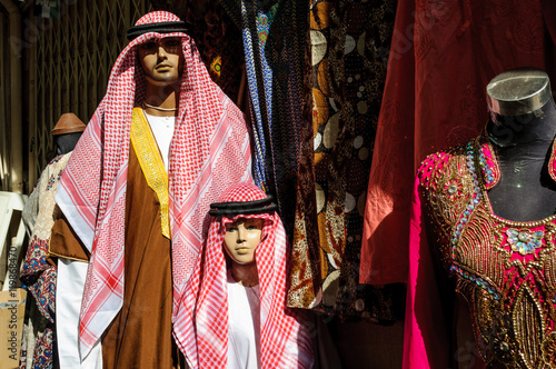 Maniquíes luciendo la indumentaria típica de Dubai y Emiratos: dishdash, sartorially , igal photo
