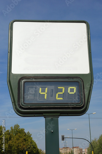 high temperature thermometer. A thermometer with no advertisement showing 42 degrees