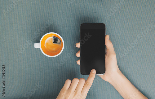 Smartphone in mano pausa caffè