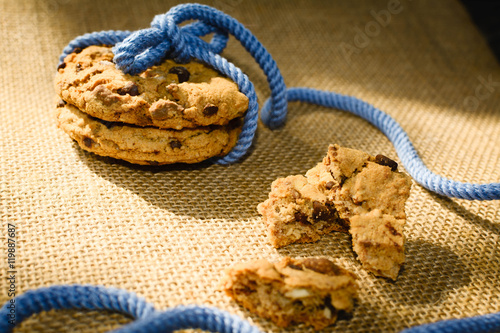 Szene mit schokoladen Cookies auf Jute photo