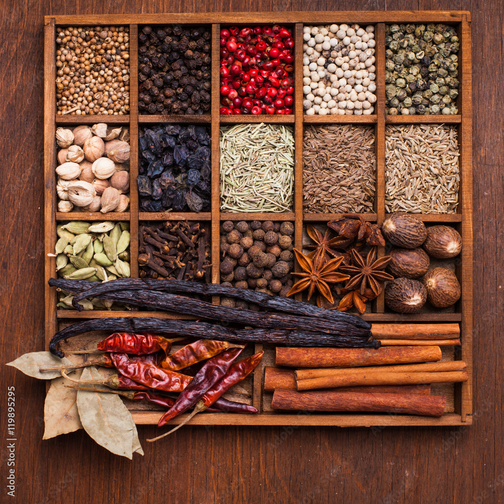 Spice set in wood box