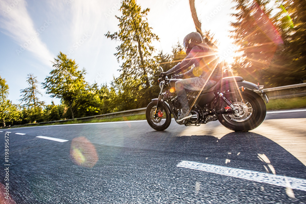 Fototapeta premium Mężczyzna jedzie na motocyklu. Na drodze!
