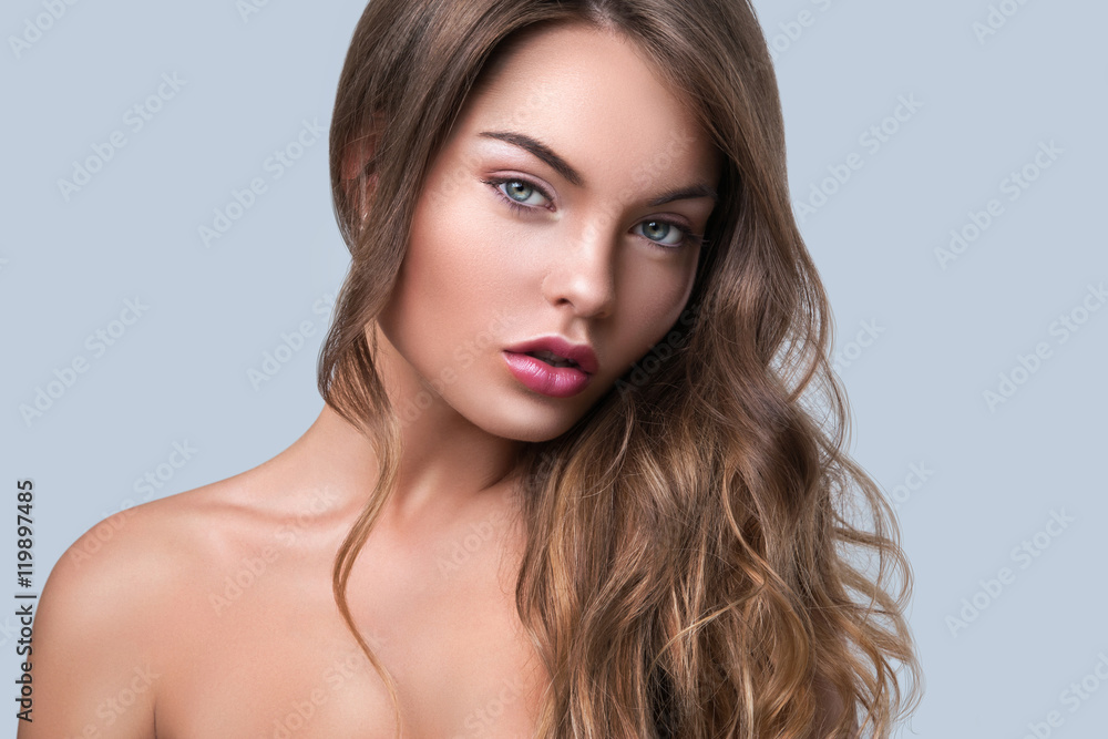 Naklejka premium Portrait of young woman with curly hair