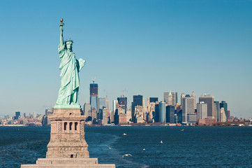 Handdoek met foto Vrijheidsbeeld Vrijheidsbeeld tegen wolkenkrabbers New York  © Val Traveller
