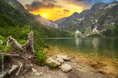 Oko Denny jezioro w Tatrzańskich górach przy zmierzchem, Polska