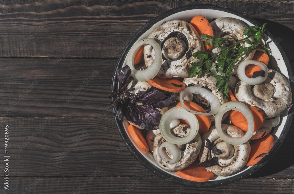 Preparation of pickled mushrooms with vegetables Preparation of pickled mushrooms with vegetables