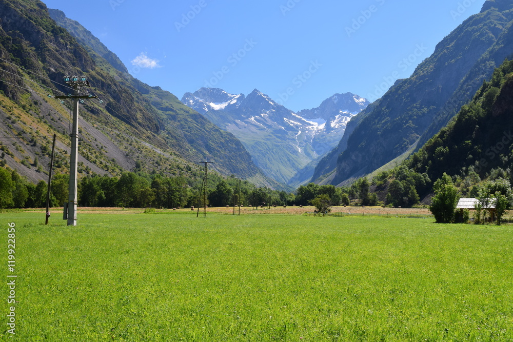 Prairie de la Chapelle-en-Valgaudémar dominée par les Bans (alt 3669 m)