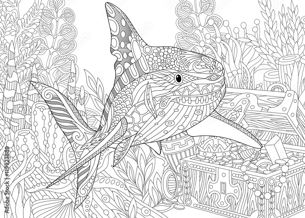 Fototapeta premium Stylizowana podwodna kompozycja przedstawiająca rekina, wodorosty, korale i skrzynię skarbów pełną złota. Szkic odręczny dla dorosłych kolorowanki antystresowe z elementami doodle i zentangle.