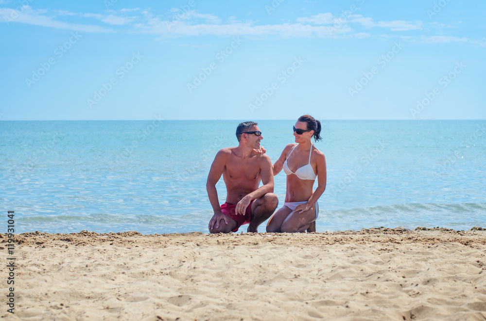 Fototapeta premium Pärchen am Strand unterhält sich