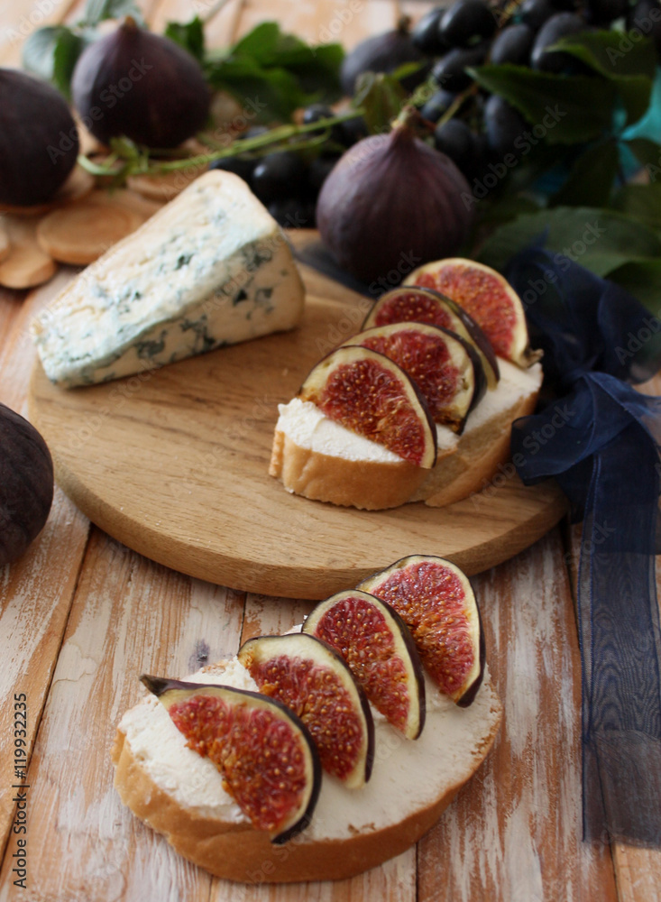 Sandwiches with ricotta, fresh figs