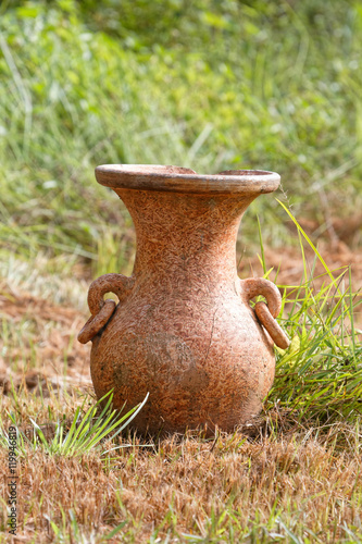 Vase en terre cuite de fabrication traditionnelle au milieu d'un abatti amérindien en Guyane française photo