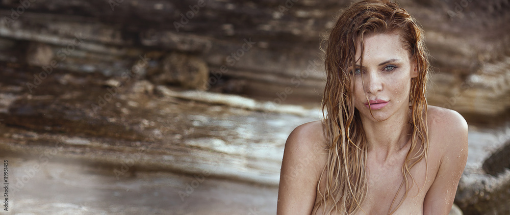 Natural sexy girl posing naked.