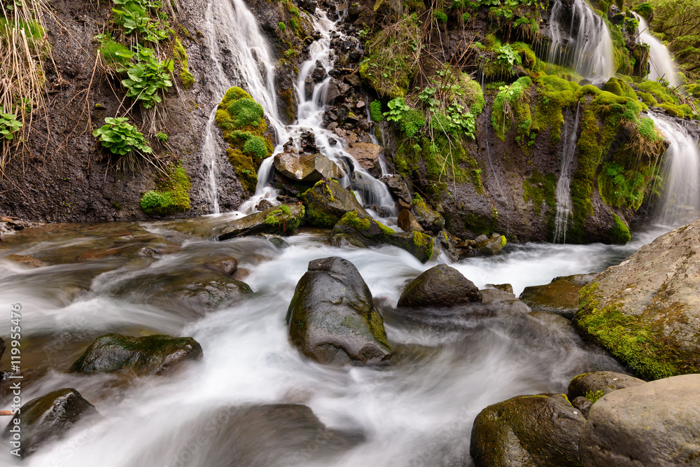 Fototapeta premium 岩を流れ落ちる滝 