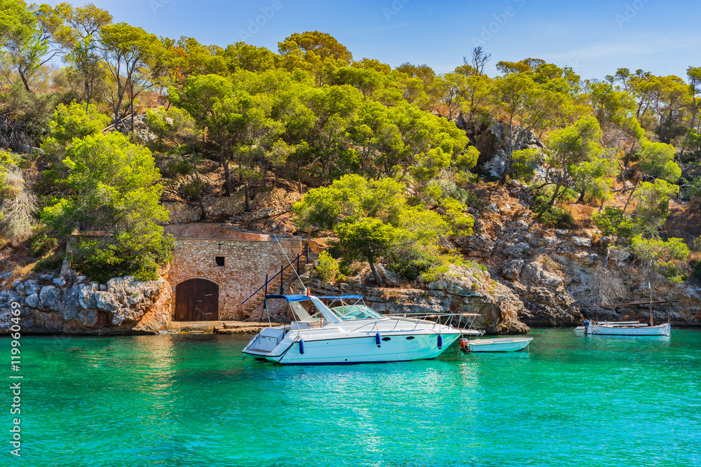 Obraz premium Motorboat anchored in a beautiful bay